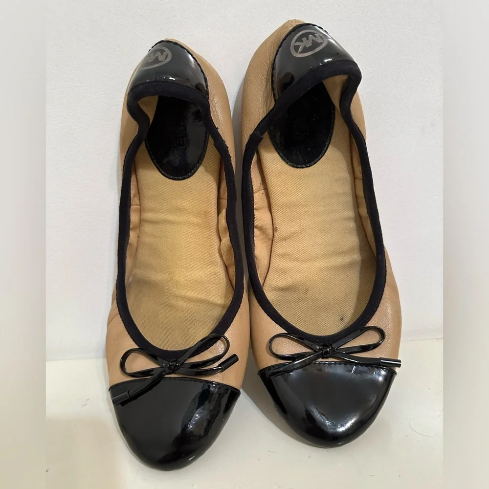 *PRE-LOVED* MICHAEL KORS Juliette Tan & Black Leather Ballet Flats - Picture 1 of 8